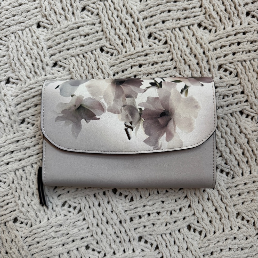 Simply Vera Vera Wang Floral Gray Clutch